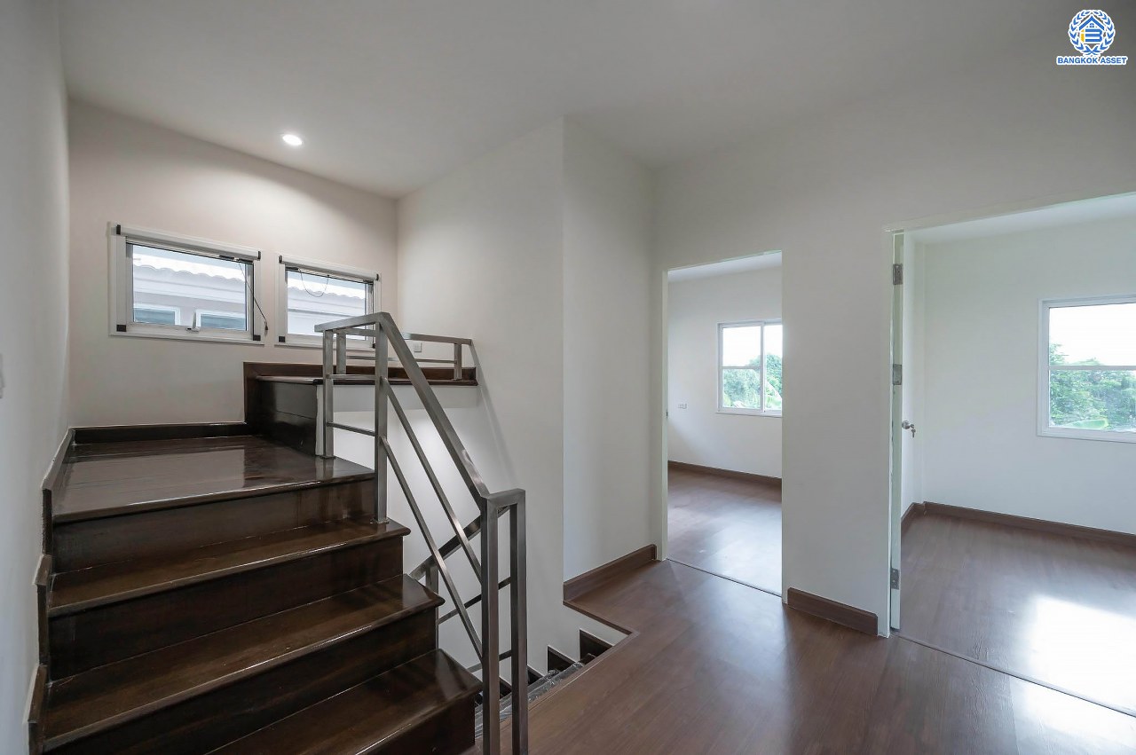 บ้านมือสองตกแต่งใหม่ โครงการ อรุณวดี พระราม5-รัตนาธิเบศร์ หลังมุม เนื้อที่ 50.4 ตร.ว. ฟังก์ชัน 3 ห้องนอน 2 ห้องน้ำ 1 ห้องอเนกประสงค์ จอดรถได้ 1 คัน บนทำเลทำเลศักยภาพ ติดถนนราชพฤกษ์ เชื่อมต่อทุกการเดินทาง ใกล้รถไฟฟ้าสายสีม่วง "สถานีบางรักใหญ่" และจุดขึ้นทางด่วน "ศรีรัช"